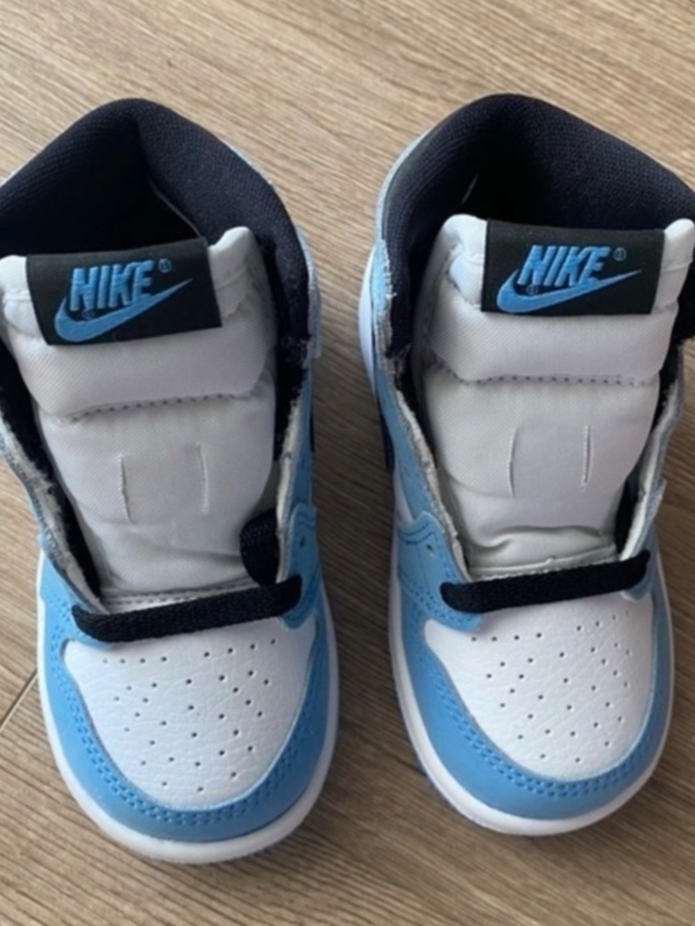 Air Jordan 1 Retro High OG University Blue - Picture 4 of 5